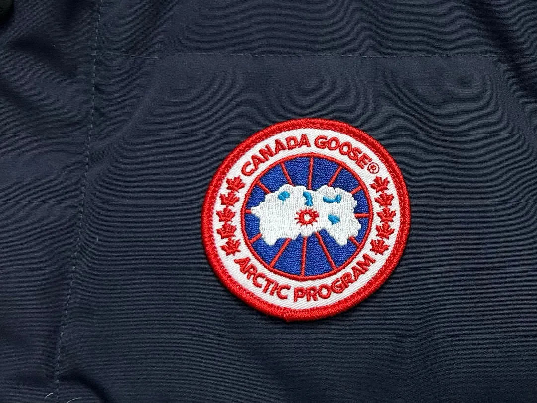 P360 [Canada Goose] Canada Goose #Freestyle Crew 4154M Men’s and Women’s Vest Down# ➖ Imported Behringer embroidery machine with customized 10,000-needle embroidery logo! ➖ Imported 21-count polyester-cotton blended original fabric, using Feather-Light 10D waterproof coating fabric, made of 84.5% polyester fiber and 15.5% cotton, 100% the best feel in the entire network! ➖ The genuine official website uses the national standard 80 white duck down, and will never be misled by false claims such as 90 down or goose down! ➖ 100% nylon nylon lining with double double-layer sealing design to prevent velvet from running away. Top-grade polar fleece is used in the collar and pockets to keep warm and comfortable! ➖ Yoshida YKK provides original custom-made electroplated sliders. YKK two-way lockable zippers are tight and smooth and will not peel off paint! ➖ 3M composite original Velcro is durable, and all accessories and hardware are disassembled and customized! ⛔No slander, no exaggeration, no need for too much copywriting, because it is focused, it is professional!  SIZE: XS S M L XL XXL